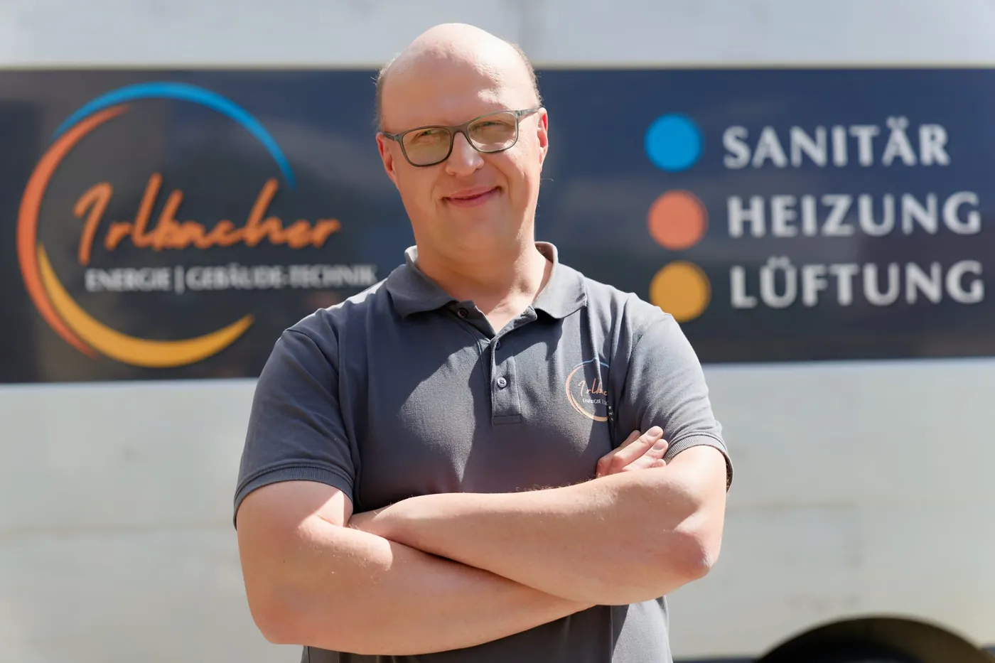 Josef Irlbacher, Inhaber und Meister der Energie- und Gebäudetechnik Irlbacher GmbH, vor dem Firmenwagen in Fensterbach