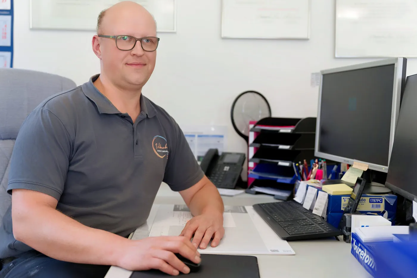 Josef Irlbacher im Büro der Energie- und Gebäudetechnik Irlbacher GmbH, Fensterbach