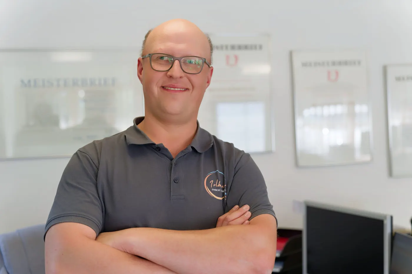Josef Irlbacher vor den Meisterbriefen im Büro — Energie- und Gebäudetechnik Irlbacher GmbH, Fensterbach