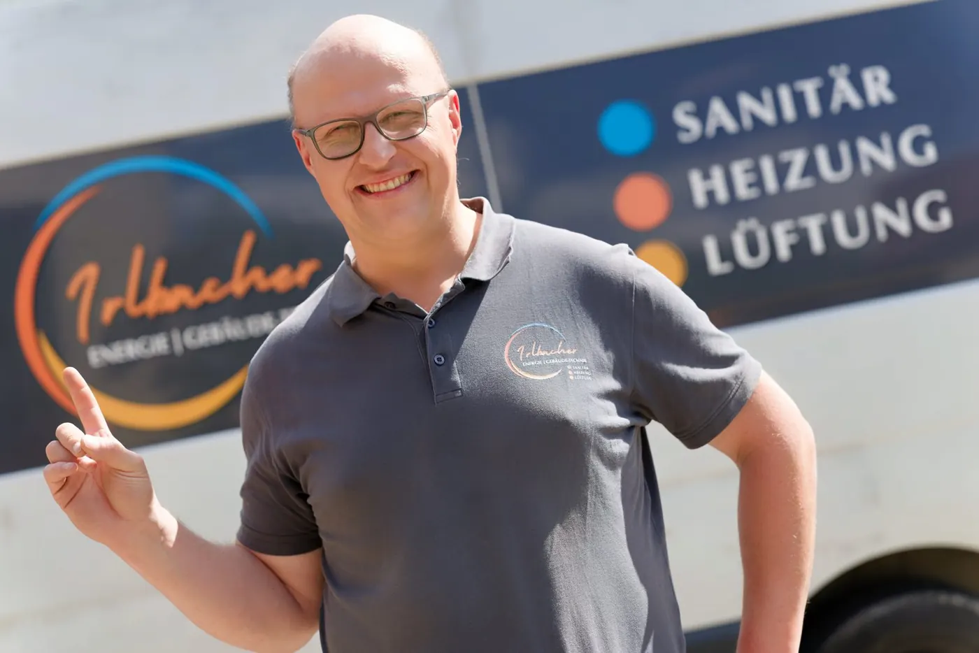 Josef Irlbacher erklärt ein Angebot — Irlbacher GmbH, Fensterbach