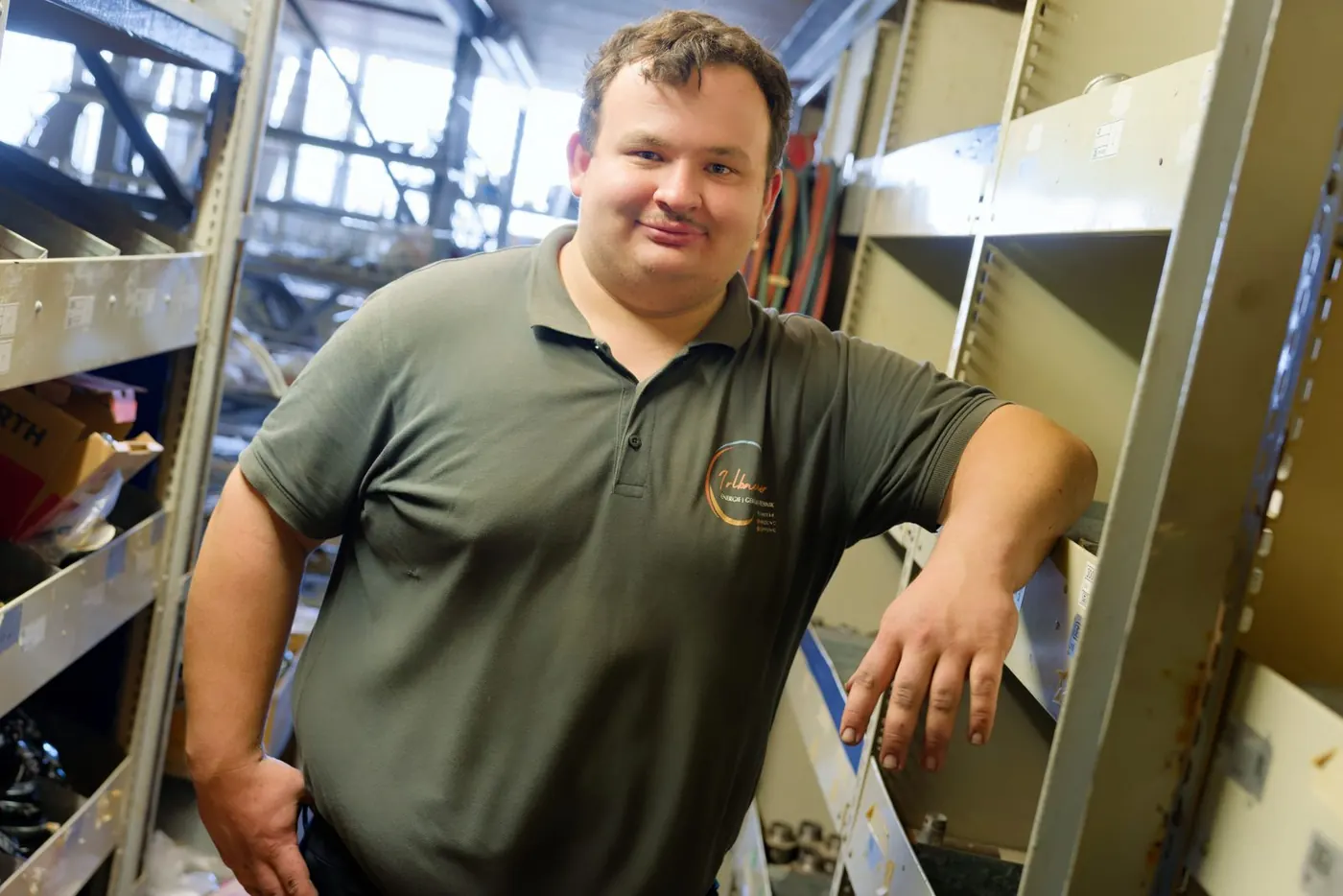 Matthias Zenger richtet Material im Firmenwagen — Irlbacher GmbH, Fensterbach