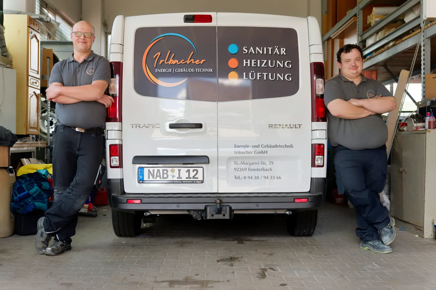 Das Team der Irlbacher GmbH in der Werkshalle in Fensterbach