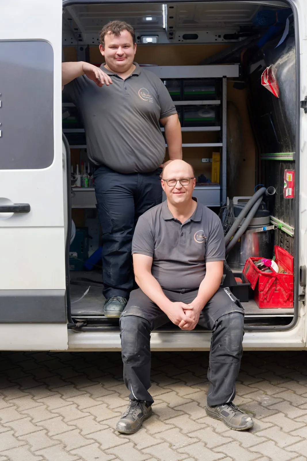 Matthias Zenger im Laderaum des Firmenwagens — Irlbacher GmbH, Fensterbach
