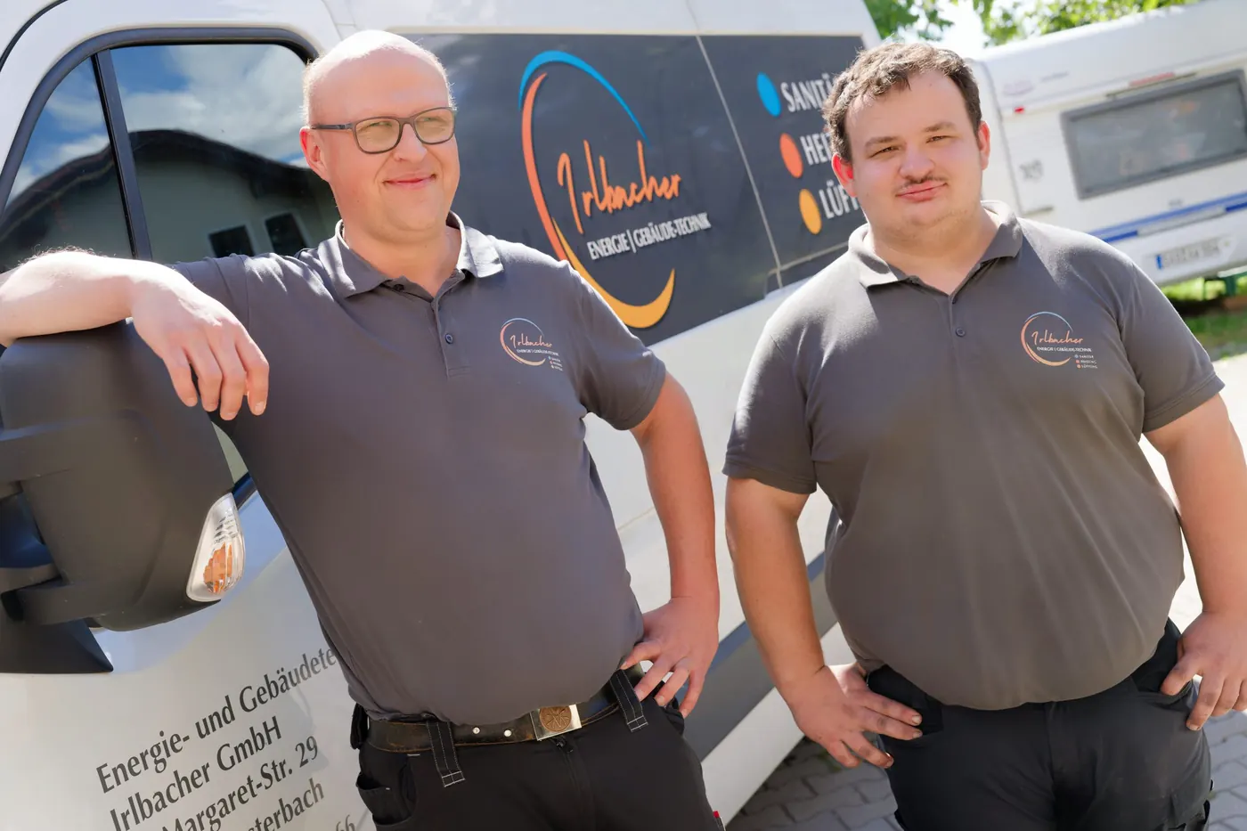 Josef Irlbacher und Matthias Zenger am Firmenwagen — Irlbacher GmbH, Fensterbach