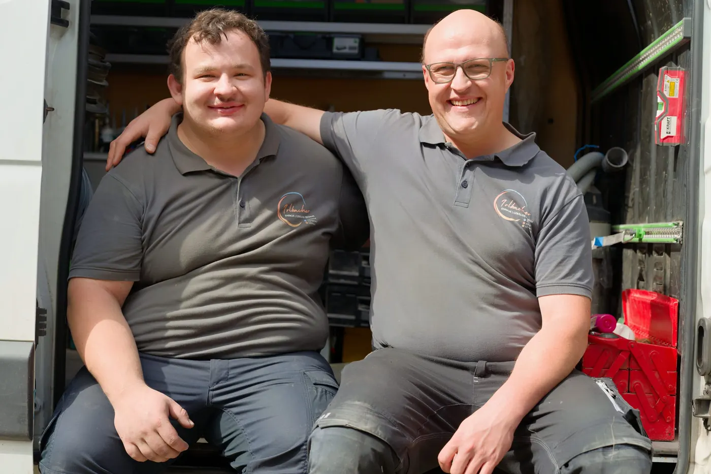 Josef Irlbacher und Matthias Zenger sitzen im Firmenwagen — Irlbacher GmbH, Fensterbach