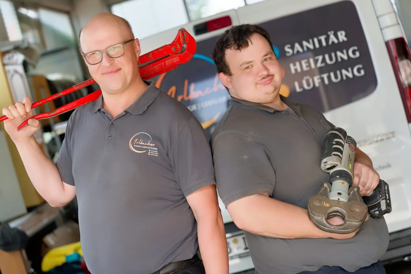 Josef Irlbacher und Matthias Zenger mit Rohrzange — Team der Irlbacher GmbH, Fensterbach