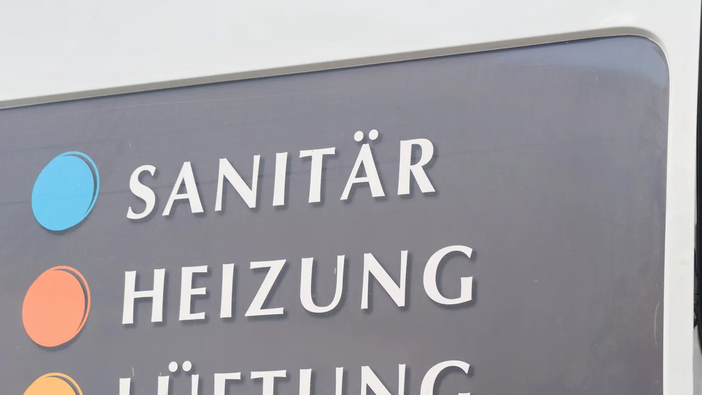Sanitär · Heizung · Lüftung — Beschriftung am Firmenwagen der Irlbacher GmbH, Fensterbach