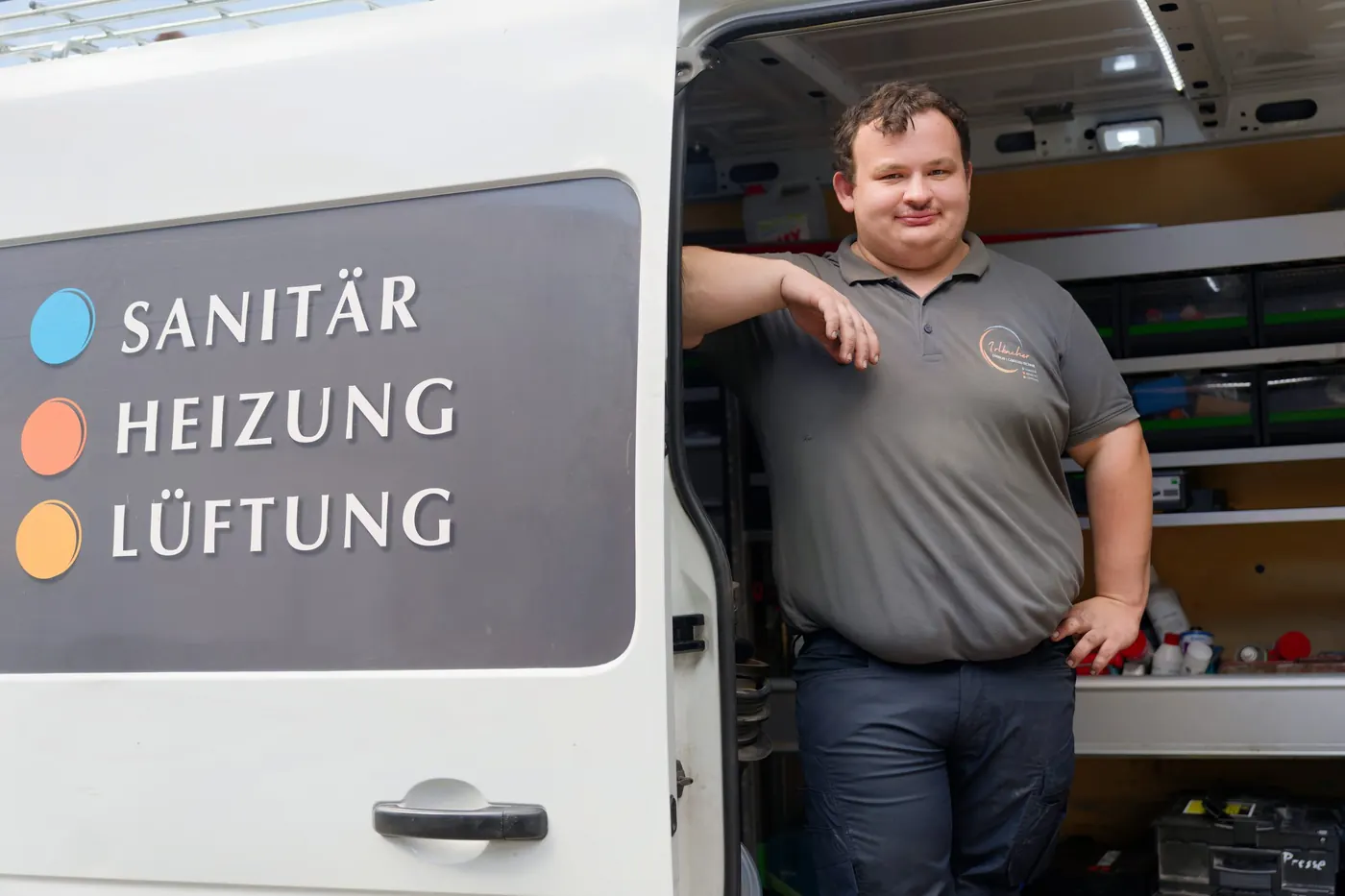 Matthias Zenger am Firmenwagen mit Sanitär-, Heizung- und Lüftung-Beschriftung — Irlbacher GmbH, Fensterbach